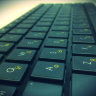 желтые буквы наклеить на клавиатуру